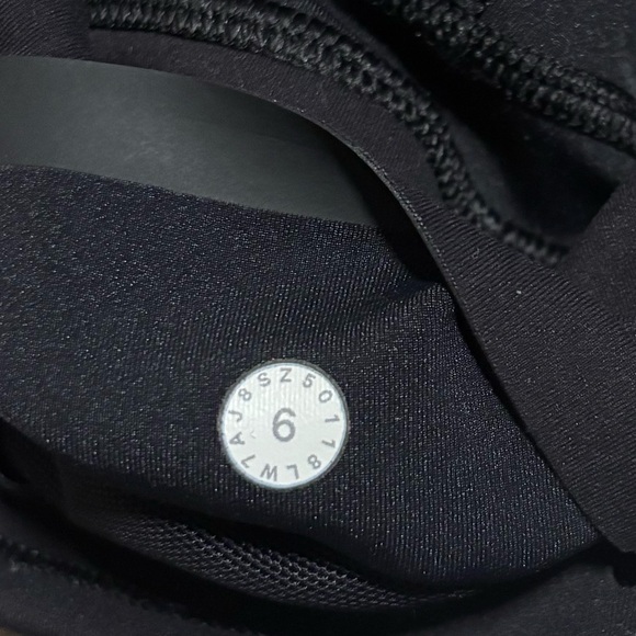 Lululemon Shorts Women Size 6 Black In Movement Everlux 2.5'' Gym Yoga LW7AJ8S - Picture 8 of 8